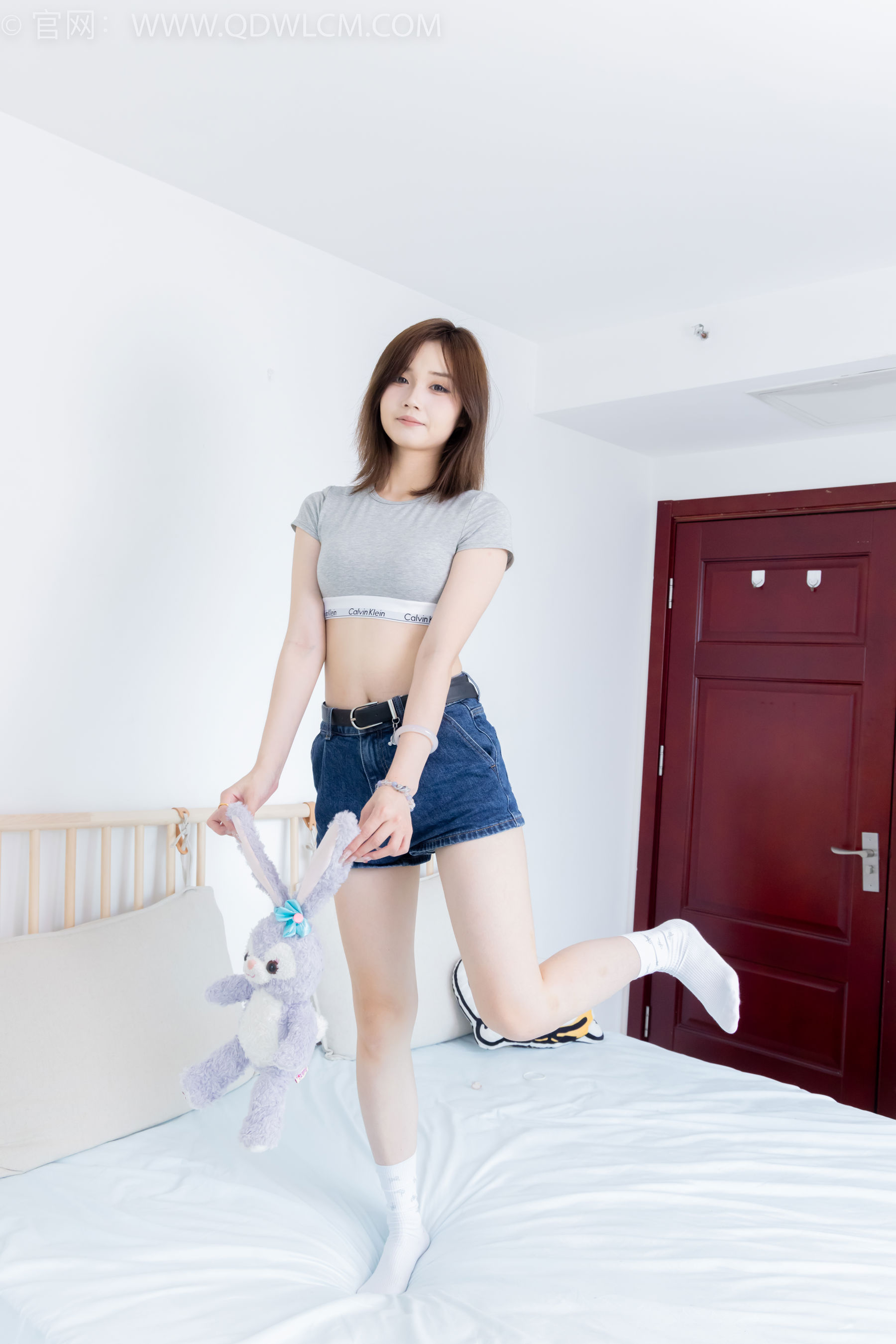 物恋传媒 No.2404 橙子 - 帆布鞋、白棉袜、裸足 - 图片05