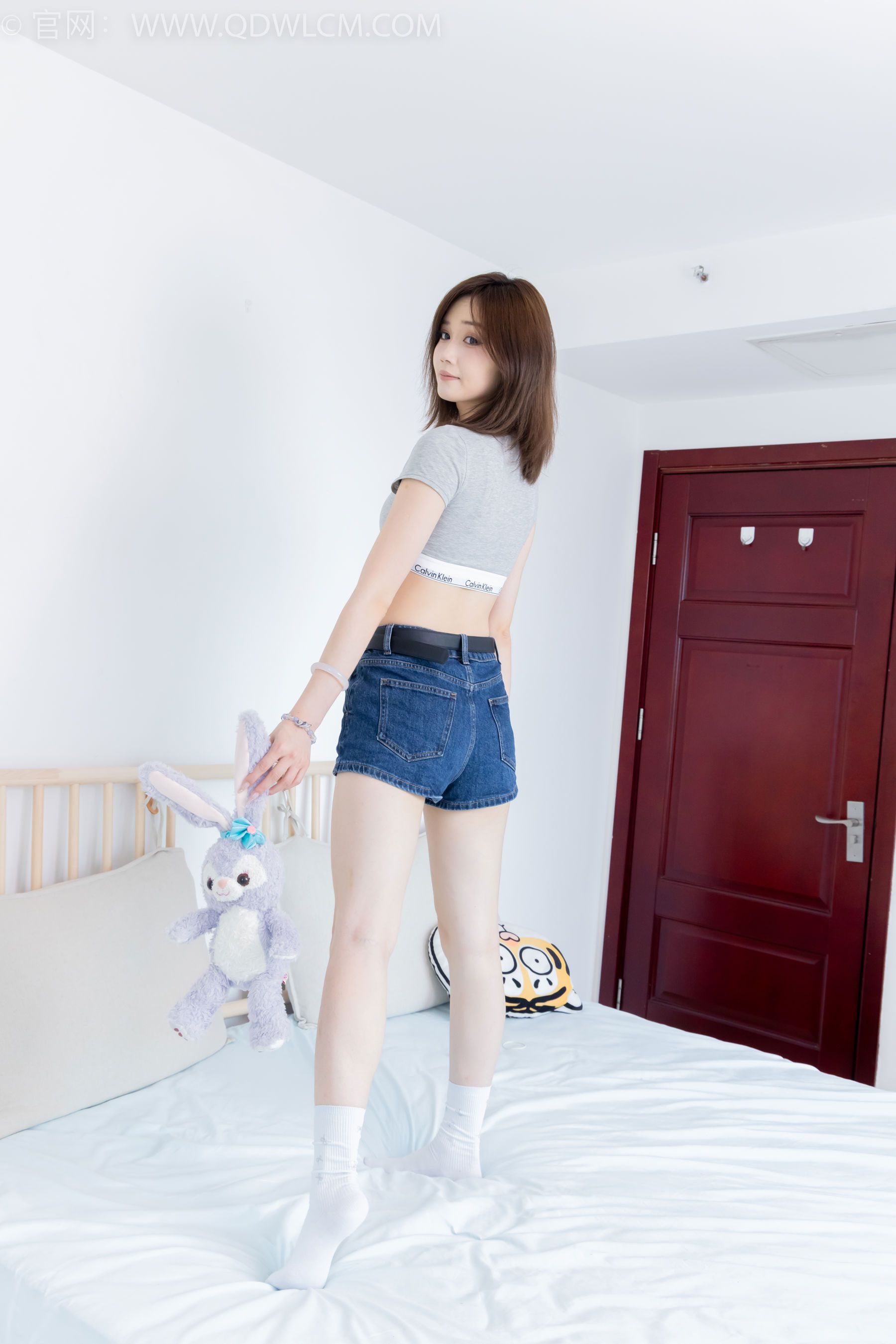 物恋传媒 No.2404 橙子 - 帆布鞋、白棉袜、裸足 - 图片06