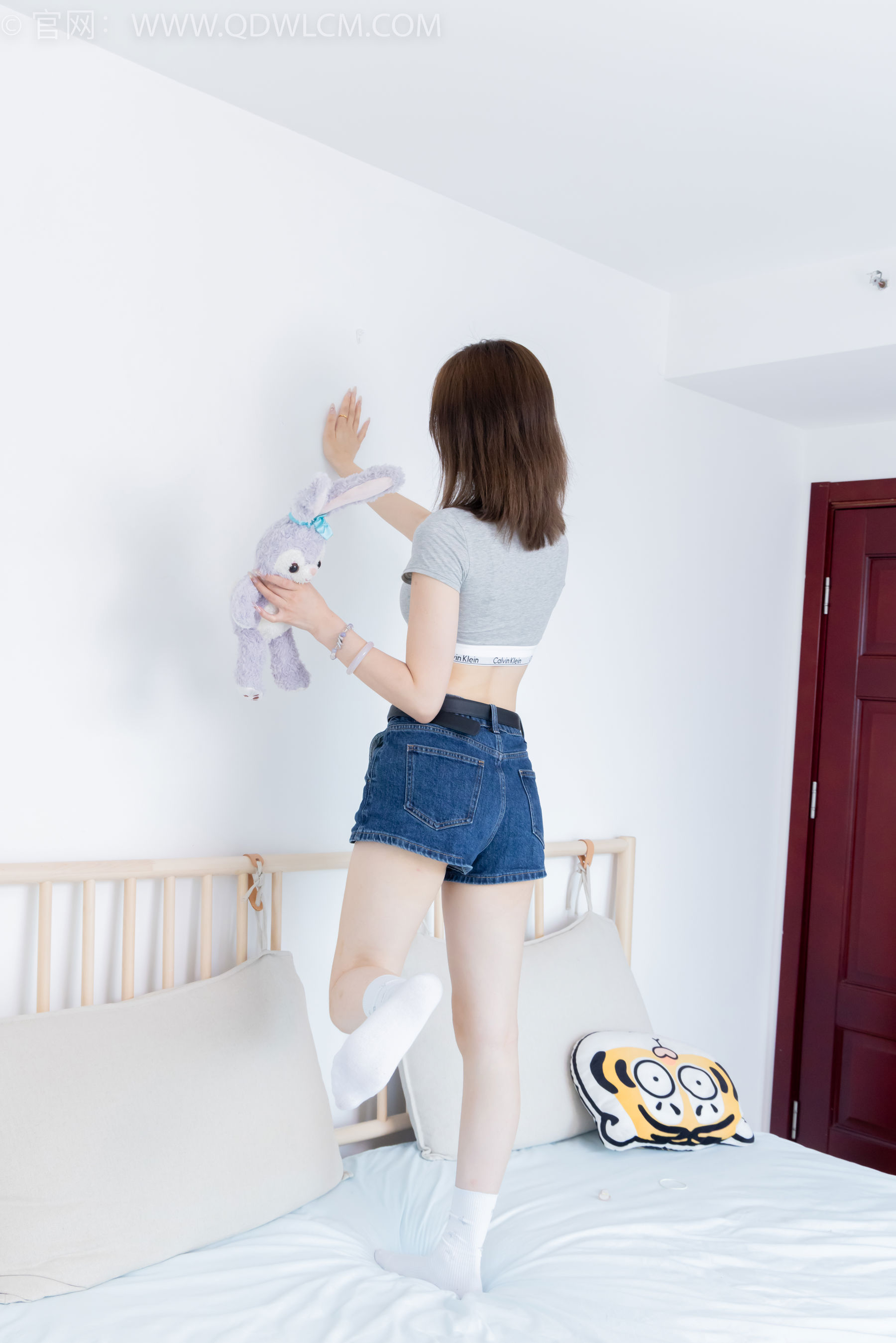 物恋传媒 No.2404 橙子 - 帆布鞋、白棉袜、裸足 - 图片07