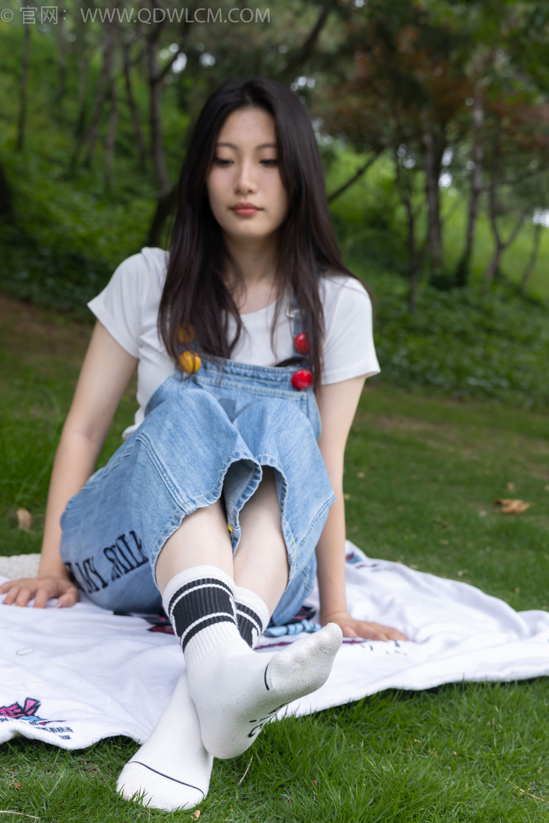 物恋传媒 No.2407 奶糖 - 帆布鞋、自然穿脏白棉袜、裸足 - 图片04