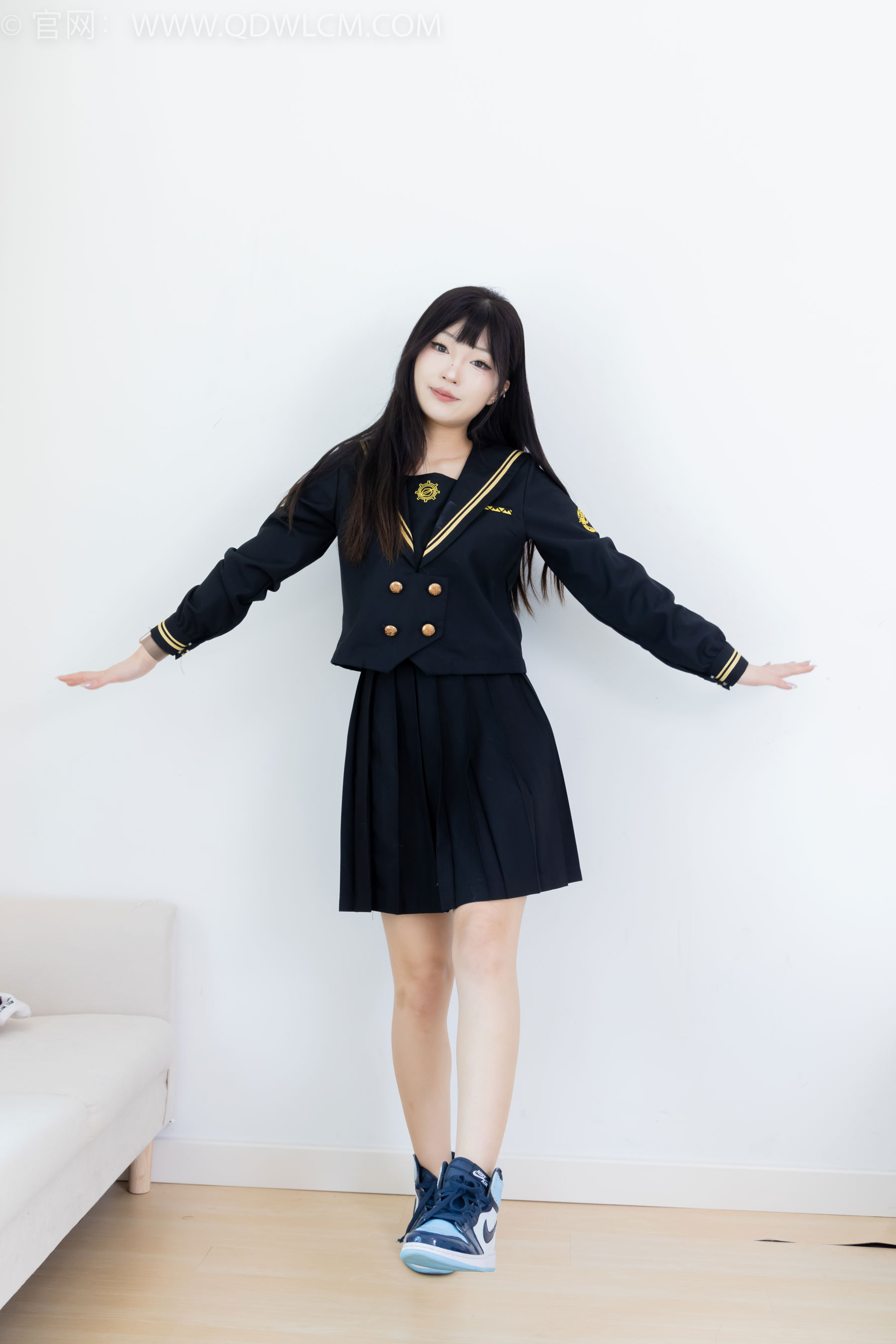 物恋传媒 No.2423 嘟嘟 - JK制服、板鞋、白色蕾丝船袜、裸足