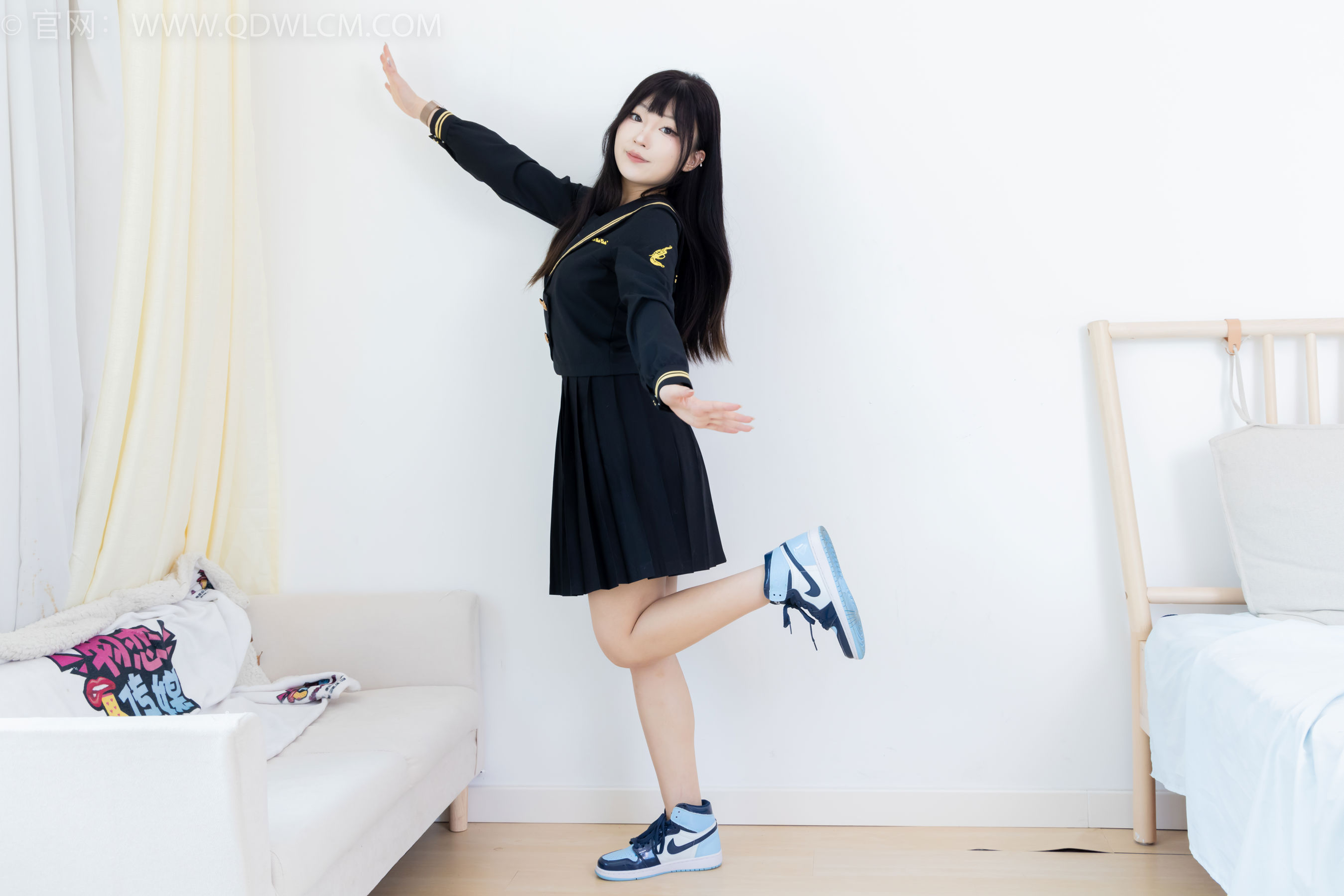 物恋传媒 No.2423 嘟嘟 - JK制服、板鞋、白色蕾丝船袜、裸足
