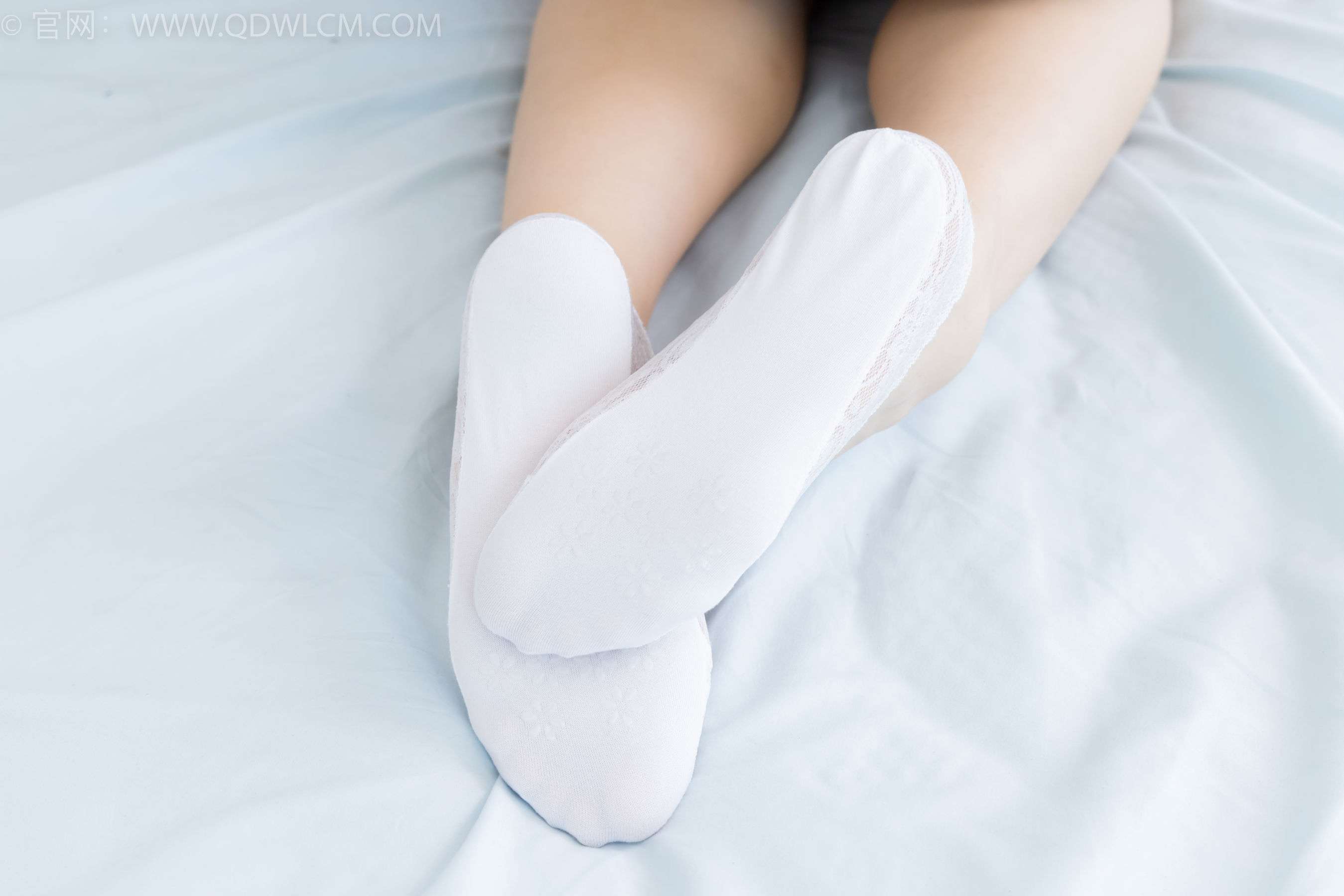 物恋传媒 No.2423 嘟嘟 - JK制服、板鞋、白色蕾丝船袜、裸足