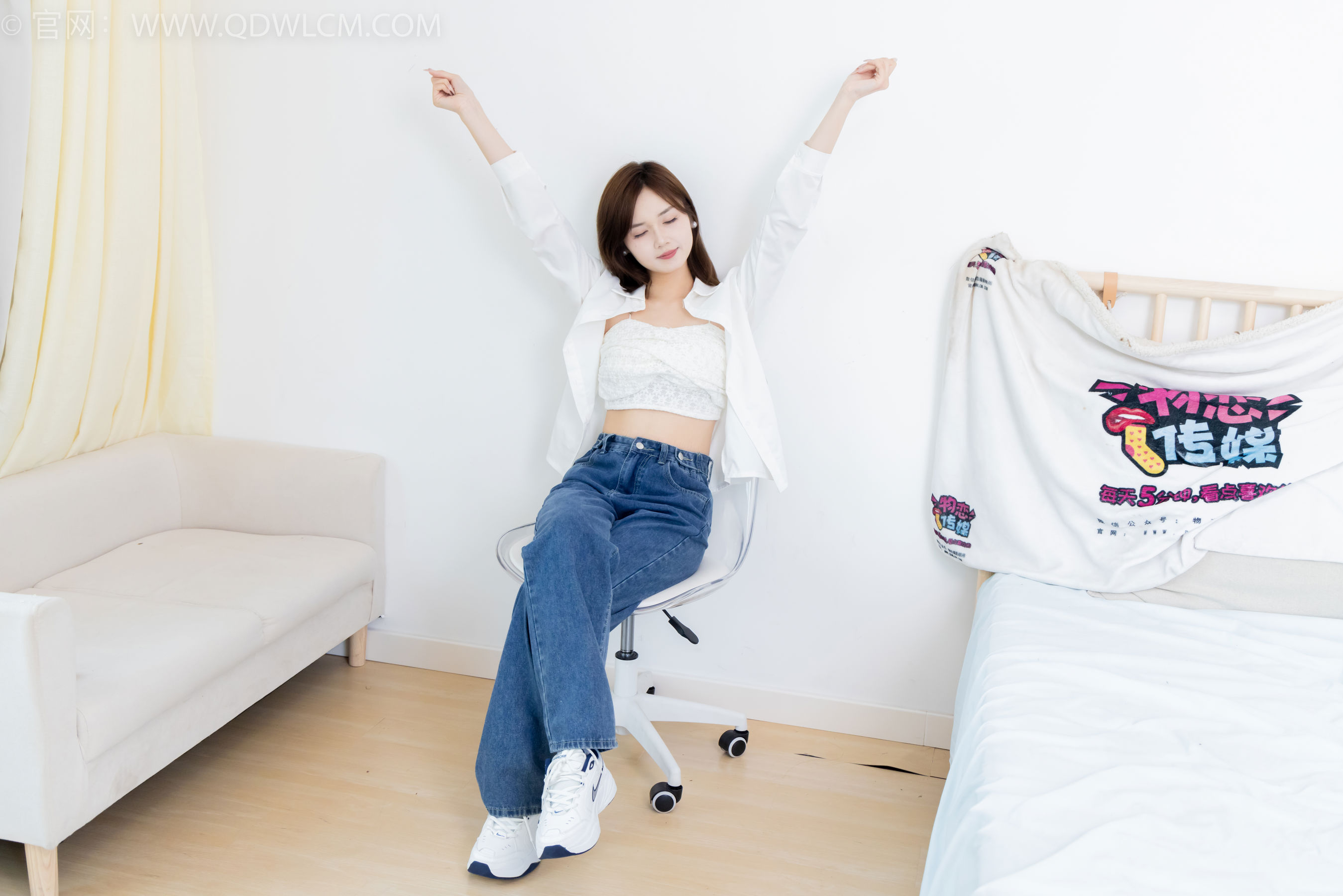 物恋传媒 No.2432 橙子 - 运动鞋、白棉袜、裸足 - 图片02