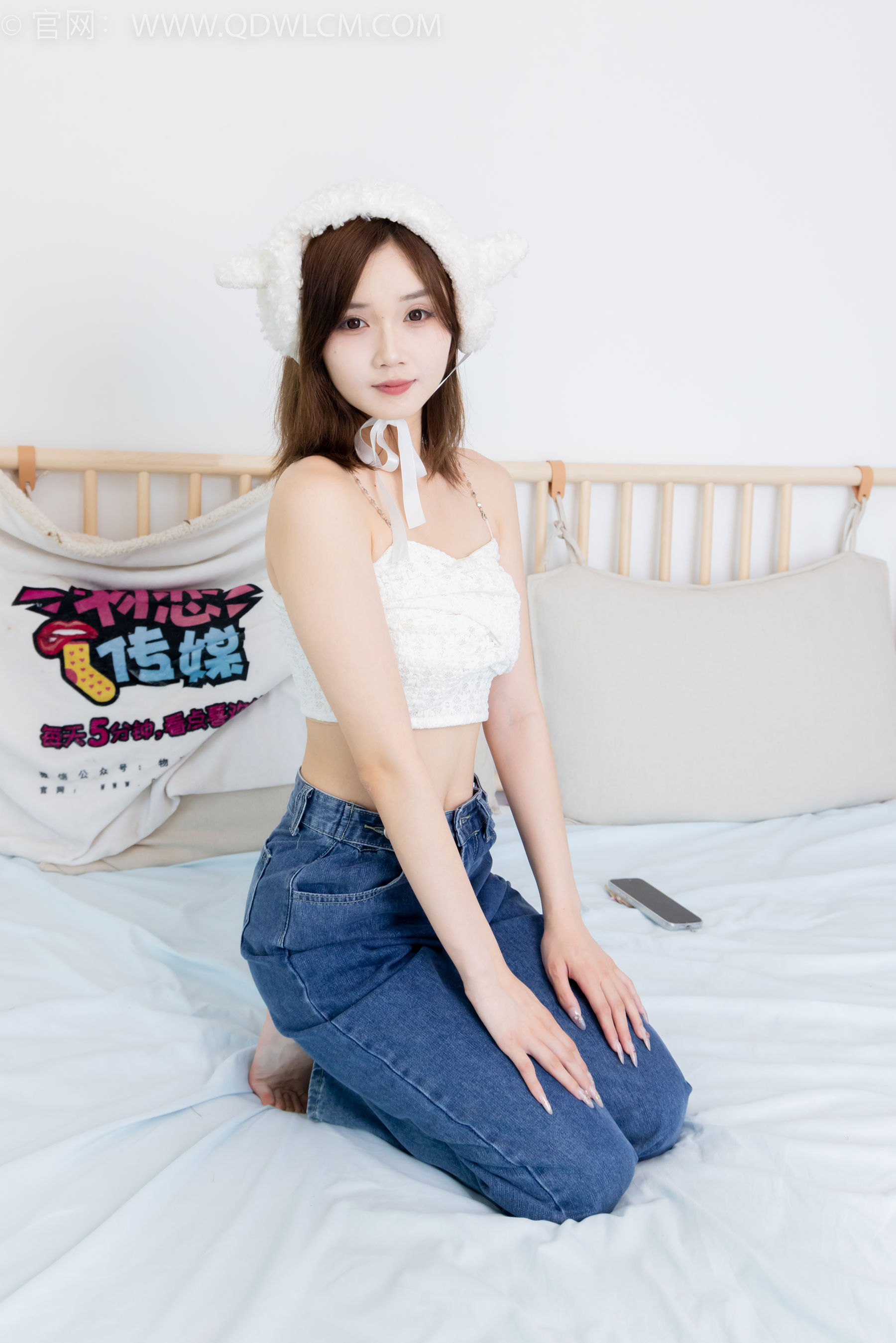 物恋传媒 No.2432 橙子 - 运动鞋、白棉袜、裸足 - 图片07