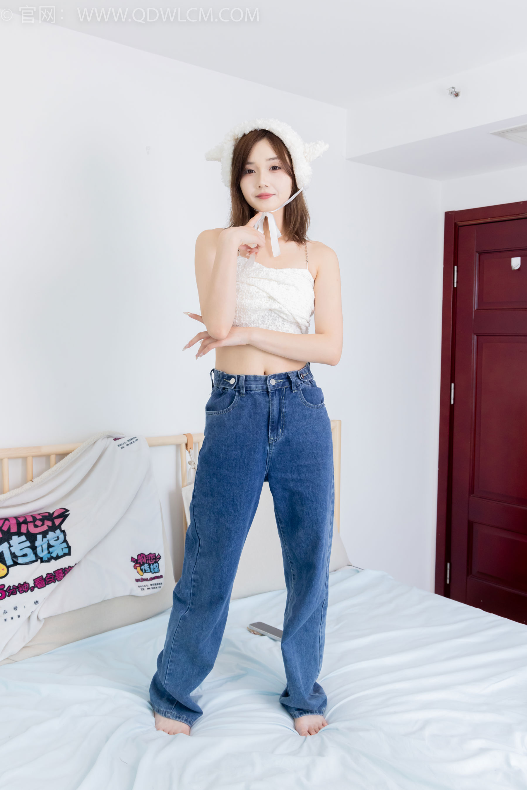 物恋传媒 No.2432 橙子 - 运动鞋、白棉袜、裸足 - 图片09