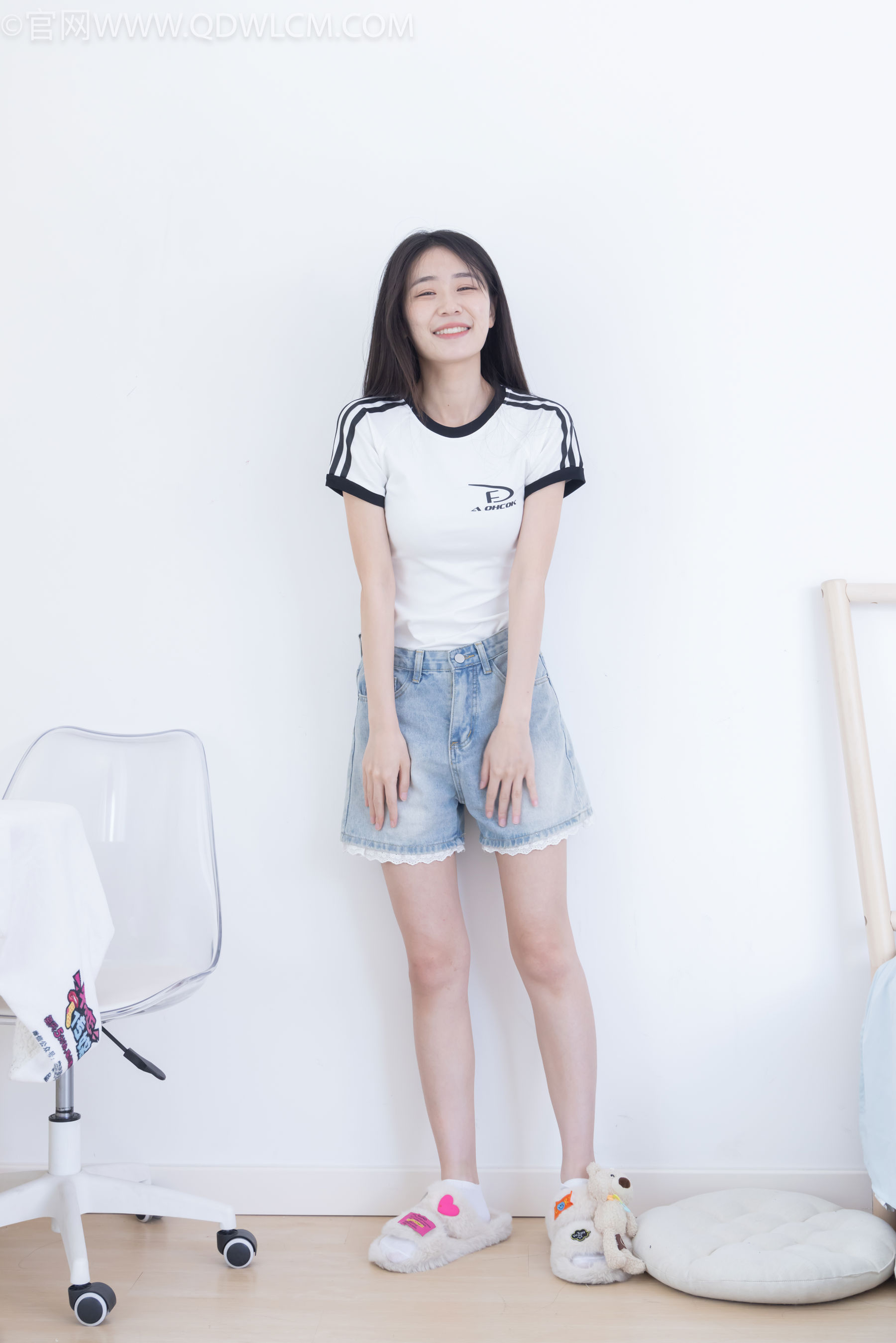 物恋传媒 No.2439 菜菜 - 拖鞋、白棉袜 - 图片02